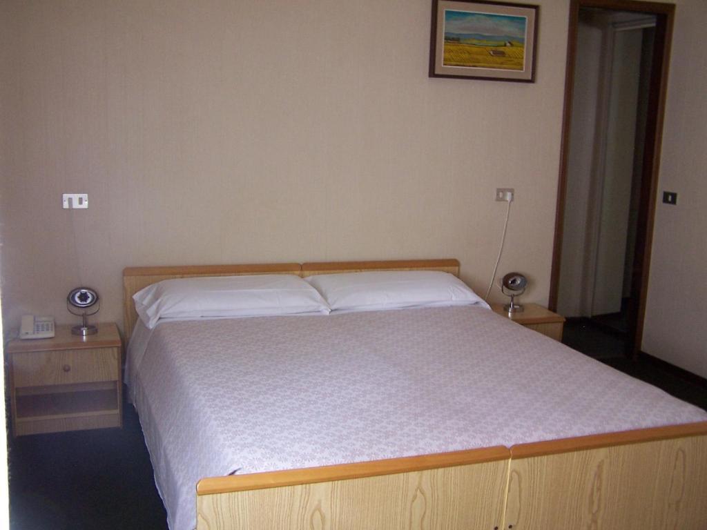 סלסומאג'יורה טרמה Albergo Corona חדר תמונה